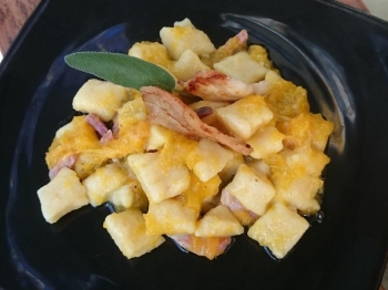 Gnocchi (finti) con sugo di zucca e pancetta