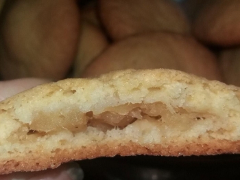Biscotti ripieni di mela e cannella