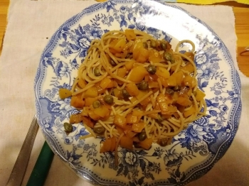 Pasta con peperoni e capperi