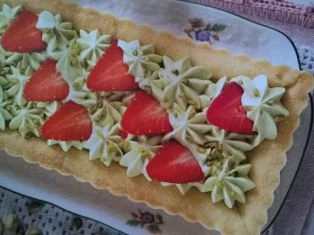 crostata con crema di pistacchi e fragole