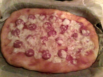 Pizza con wustel al formaggio