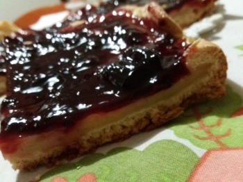 Crostata con crema pasticcera e marmellata di ciliege