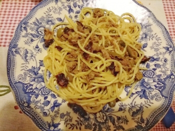 Pasta con tonno, olive, capperi e pomodori secchi