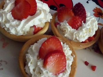 Cestini ripieni di crema pasticcera, panna e fragole