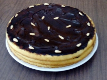 Torta con crema al cioccolato, noci e pinoli