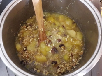 Composta di mele, uvetta , noci e pinoli