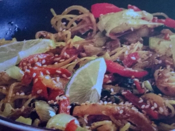 spaghetti integrali con sesamo e verdure