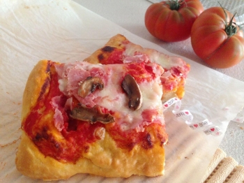 Quadrotti di pizza alta con prosciutto e funghi