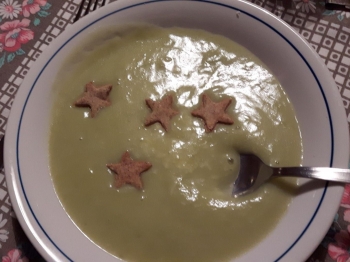 Vellutata di asparagi con biscottini salati al grano saraceno