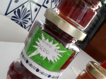 Confettura piccante di peperoni rossi o pomodori verdi