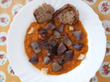 Vellutata di zucca con dadini di patate viola