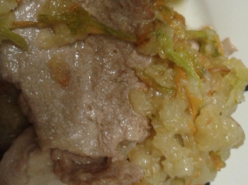 Fettine di lonza di maiale con patate e fiori di zucca