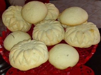 Biscotti ripieni di arance caramellate