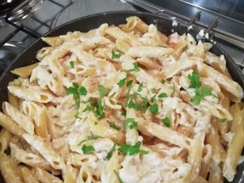 Pasta alla curcuma con ricotta salmone e cavolfiore