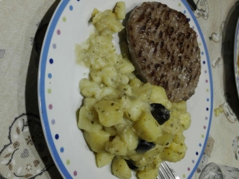 Hamburger fatto in casa con patate e olive nere