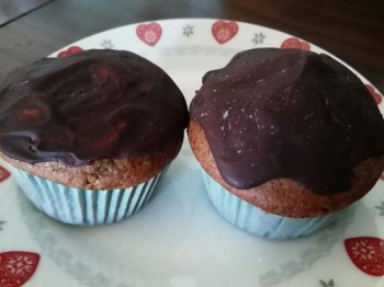 Muffin al caffé ricoperti al cioccolato fondente