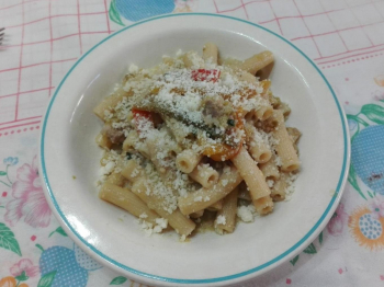 Pasta con sugo di peperoni e tonno