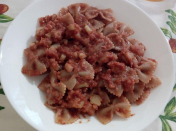Farfalle integrali con salsa e broccoli