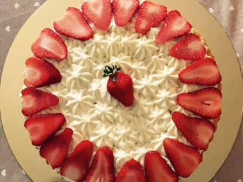 Crostata morbida con crema chantilly e fragole