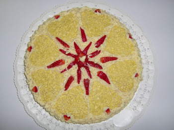 Torta mimosa con fragole e cioccolato
