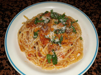 Pasta spaggetti funghi e olive e pomodoro