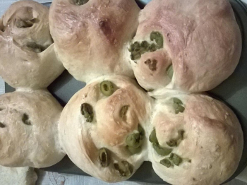 rustico con olive,zucchine e provola