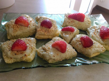 Quadrotti di pan di spagna con crema al pistacchio