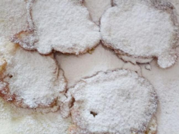 Frittelle con mele a pezzettini