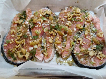 Salmone al forno con olive verdi e pinoli