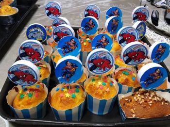 Muffin con gocce di cioccolato e stelline decorative