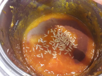 Confettura di albicocche, pinoli e cannella