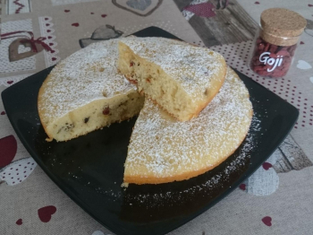 Torta con bacche di goji e gocce di cioccolato cotta in padella