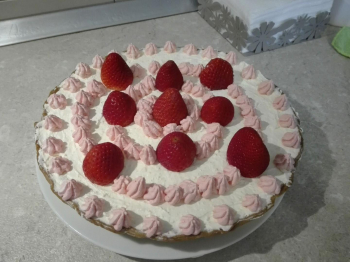 Crostata con crema bianca e fragole