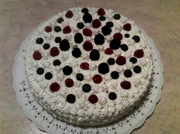 Pan di Spagna con crema chantilly, panna e frutti di bosco