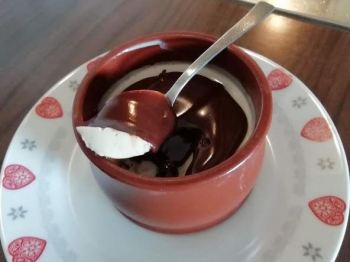 Simil panna cotta al caffè con topping al cioccolato e caffè
