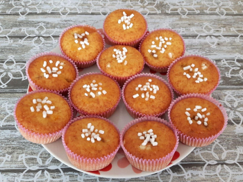 Muffin con yogurt alla vaniglia senza lattosio e confettura di pesche