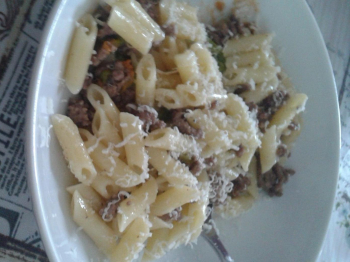 Pennette con carne macinata e fiori di zucca