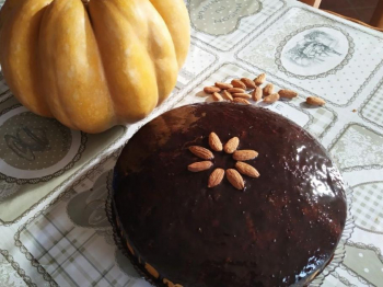 Torta alla zucca e mandorle ricoperta di glassa al cacao