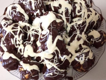 Profiteroles al cioccolato fondente e cioccolato bianco