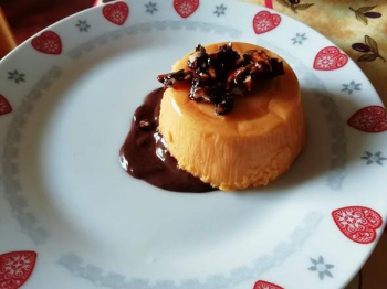 Panna cotta alla zucca con mandorle pralinate e fondo di cioccolato fondente