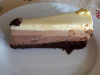 Torta mousse con tre cioccolati