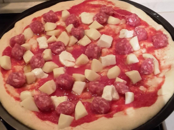 Pizza salsiccia e scamorza affumicata