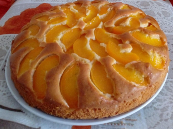 Torta soffice con pesche sciroppate