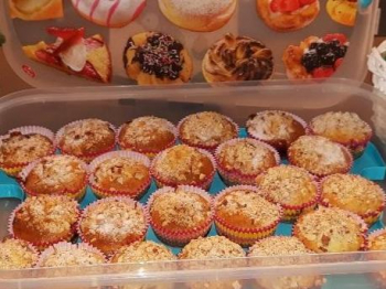 Muffin ripieno con confettura di prugne  e granella di nocciole