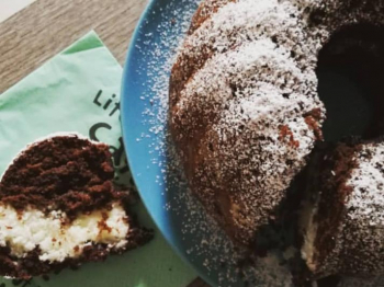 Ciambella al cacao con cuore di cocco.