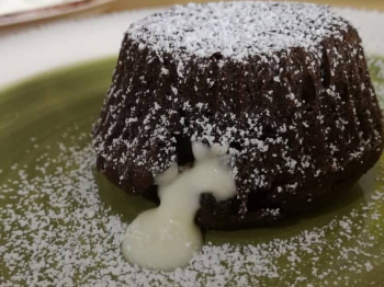 Tortino al cioccolato fondente, con cuore al cioccolato bianco aromatizzato al caffè