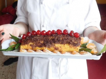 Tronchetto farcito con marmellata di frutti di bosco