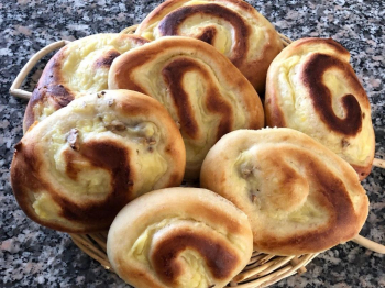Girelle danesi con crema e mandorle