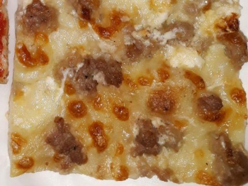 Pizza salsiccia e mozzarella