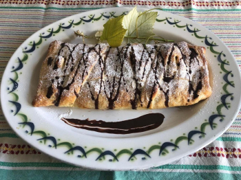 Strudel con pere e gocce di cioccolato